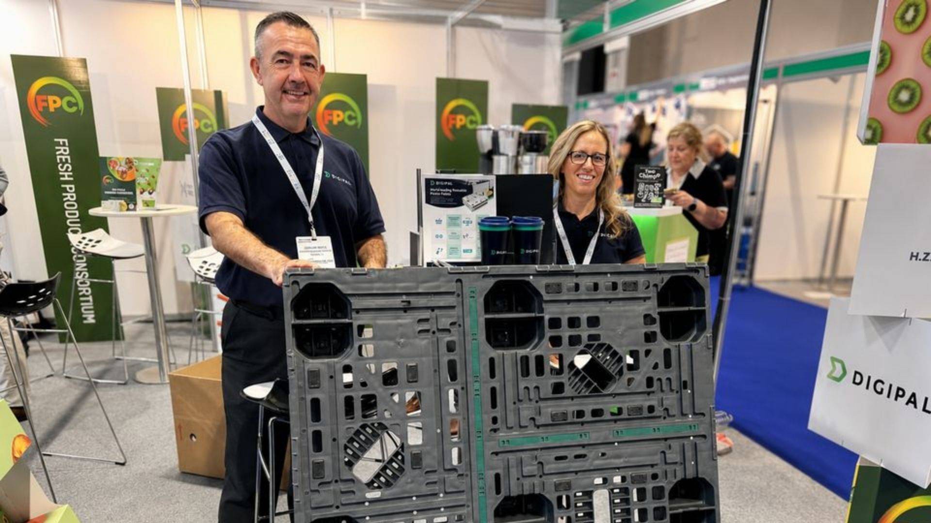 Digipal Business Development Managers posing with their 5S plastic pallet at the Multimodal event. 